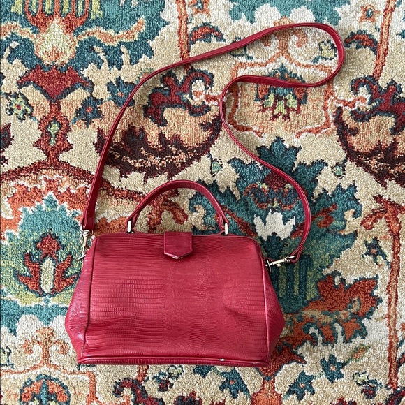 Red clamshell Handbag - Picture 1 of 10